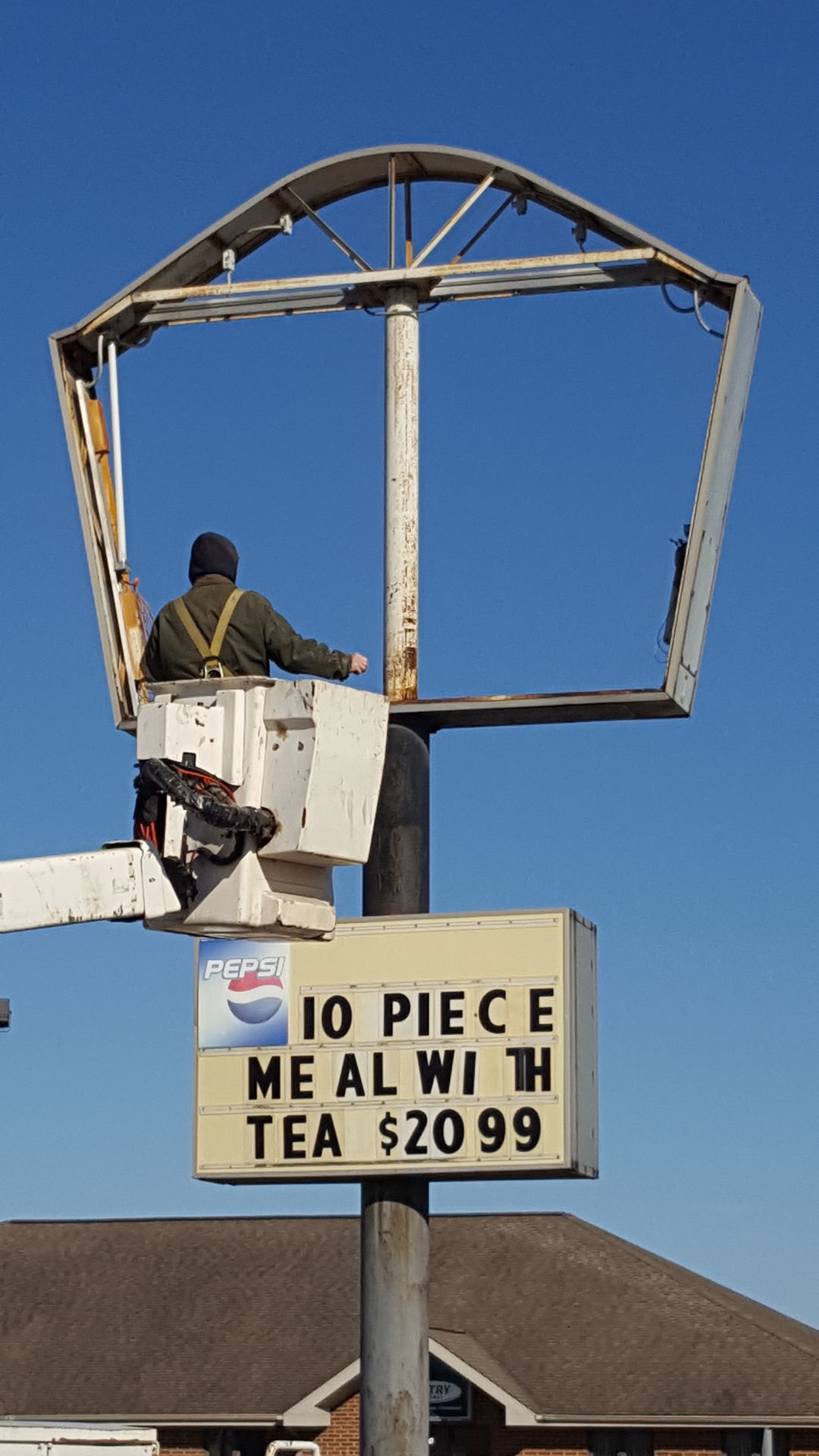 Lee's Famous Recipe sign